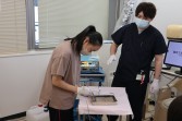 県立木曽　臨床工学技士コースで電気メスを体験する高校生（同院提供）